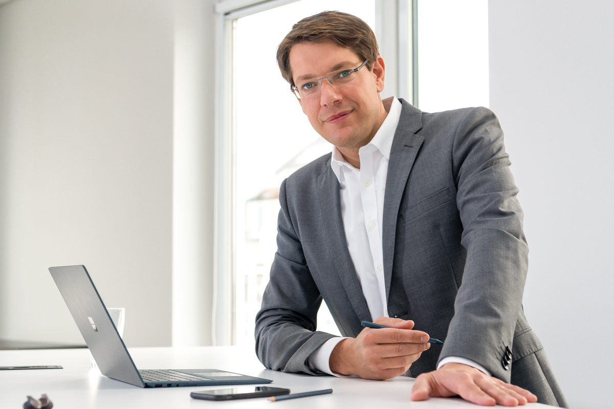 FÜHRUNGSKRÄFTE & UNTERNEHMEN